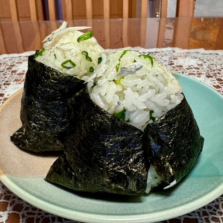 お弁当に!しらすと青ねぎとごまの☆海苔巻きおにぎり